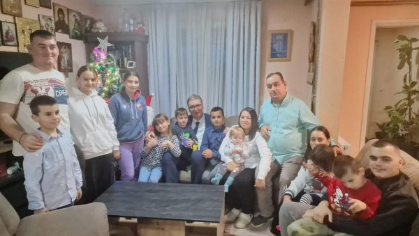 ЈАСМИНА И РАДОЈИЦА ИМАЈУ ДВАНАЕСТОРО ДЕЦЕ: Вучић: Због њих и свих нас Србија не сме да стане (ФОТО) ЈАСМИНА И РАДОЈИЦА ИМАЈУ ДВАНАЕСТОРО ДЕЦЕ: Вучић: Због њих и свих нас Србија не сме да стане (ФОТО)