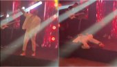 TRAGEDIJA NA SCENI SNIMLJENA UŽIVO: Pevač (30) se srušio i umro na bini (VIDEO) TRAGEDIJA NA SCENI SNIMLJENA UŽIVO: Pevač (30) se srušio i umro na bini (VIDEO)