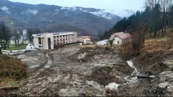 КЛИЗИШТЕ ЗАПРЕТИЛО СВЕТИЊИ СПЦ: Прогласили ванредну ситуацију у делу Прибојске бање, потребна хитна санација проблема (ФОТО) КЛИЗИШТЕ ЗАПРЕТИЛО СВЕТИЊИ СПЦ: Прогласили ванредну ситуацију у делу Прибојске бање, потребна хитна санација проблема (ФОТО)