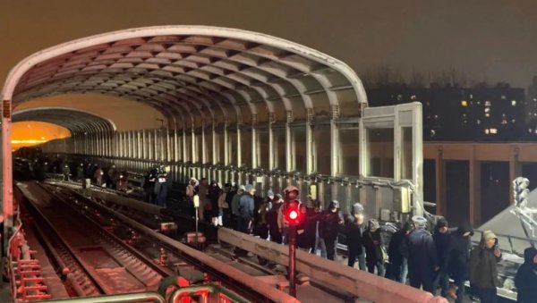 ТЕШКА НЕСРЕЋА У ПЕКИНГУ: У судару возова повређено 515 особа, више од сто са преломом костију (ФОТО/ВИДЕО) ТЕШКА НЕСРЕЋА У ПЕКИНГУ: У судару возова повређено 515 особа, више од сто са преломом костију (ФОТО/ВИДЕО)