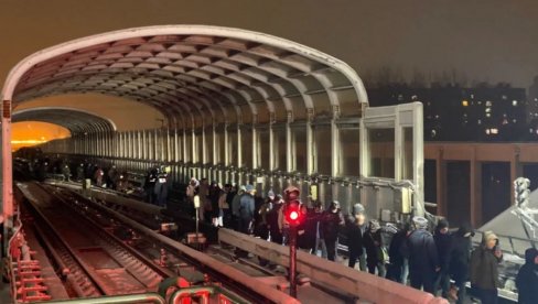 ТЕШКА НЕСРЕЋА У ПЕКИНГУ: У судару возова повређено 515 особа, више од сто са преломом костију (ФОТО/ВИДЕО) ТЕШКА НЕСРЕЋА У ПЕКИНГУ: У судару возова повређено 515 особа, више од сто са преломом костију (ФОТО/ВИДЕО)