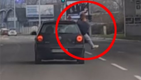 ŠOK PRIZOR SA BEOGRADSKIH ULICA: Pogledajte kako muškarac rizikuje svoj život (VIDEO) ŠOK PRIZOR SA BEOGRADSKIH ULICA: Pogledajte kako muškarac rizikuje svoj život (VIDEO)