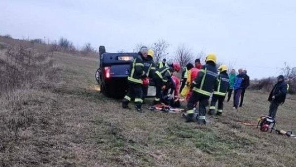 АУТОМОБИЛ СЛЕТЕО С ПУТА КОД СОМБОРА: Има повређених, ватрогасци и Хитна на лицу места (ФОТО) АУТОМОБИЛ СЛЕТЕО С ПУТА КОД СОМБОРА: Има повређених, ватрогасци и Хитна на лицу места (ФОТО)