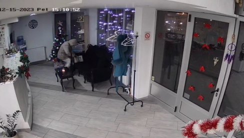 BEZ IMALO SRAMA: Ušetala u frizerski salon u Novom Sadu i ukrala novac iz torbice, snimak kruži društvenim mrežama (VIDEO) BEZ IMALO SRAMA: Ušetala u frizerski salon u Novom Sadu i ukrala novac iz torbice, snimak kruži društvenim mrežama (VIDEO)