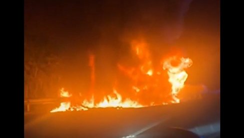 AVION SE ZAKUCAO U KUĆU, A ONDA JE BUKNULO: Ima mrtvih (VIDEO) AVION SE ZAKUCAO U KUĆU, A ONDA JE BUKNULO: Ima mrtvih (VIDEO)