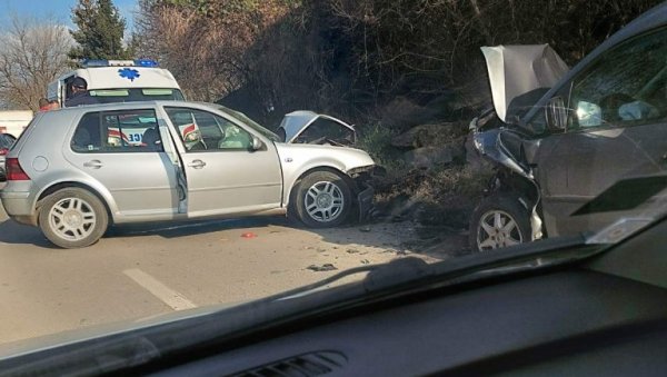 ТЕЖАК УДЕС НА БЕЛИМ ВОДАМА: Возило смрскано - Саобраћај се једва одвијао (ФОТО) ТЕЖАК УДЕС НА БЕЛИМ ВОДАМА: Возило смрскано - Саобраћај се једва одвијао (ФОТО)