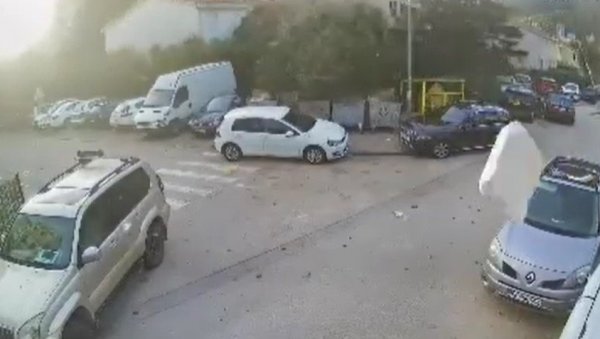 ОЛУЈНИ ВЕТАР НА ЦРНОГОРСКОМ ПРИМОРЈУ НАПРАВИО ХАОС: Летели кровови по Будви, у Сутомору порушено дрвеће (ФОТО/ВИДЕО) ОЛУЈНИ ВЕТАР НА ЦРНОГОРСКОМ ПРИМОРЈУ НАПРАВИО ХАОС: Летели кровови по Будви, у Сутомору порушено дрвеће (ФОТО/ВИДЕО)