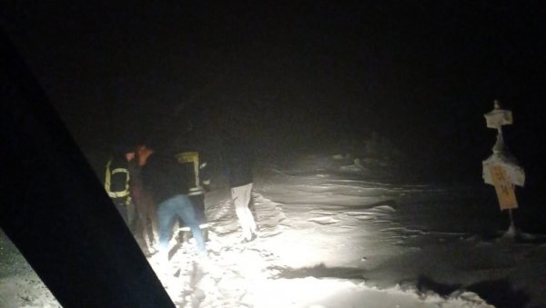 ДРАМА НА ПЛАНИНИ ЦМИЉЕВИЦА ИЗМЕЂУ БЕРАНА И КОСМЕТА:Спасена тројица завејаних младића (ФОТО) ДРАМА НА ПЛАНИНИ ЦМИЉЕВИЦА ИЗМЕЂУ БЕРАНА И КОСМЕТА:Спасена тројица завејаних младића (ФОТО)