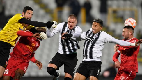 PARTIZAN I RADNIČKI ODIGRALI NEVEROVATAN MEČ: Crno-beli prepustili Zvezdi tron Superlige pred večiti derbi PARTIZAN I RADNIČKI ODIGRALI NEVEROVATAN MEČ: Crno-beli prepustili Zvezdi tron Superlige pred večiti derbi
