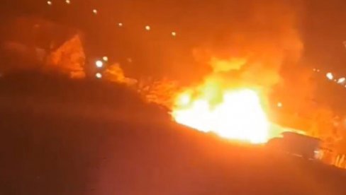 VATRENA BUKTINJA GUTA PORODIČNU KUĆU: Veliki požar u Umki, dim kulja na sve strane (VIDEO)