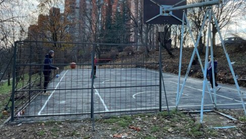НОВИ ТЕРЕН У РАКОВИЦИ: Општина средила још један кошаркашки терен за децу и младе НОВИ ТЕРЕН У РАКОВИЦИ: Општина средила још један кошаркашки терен за децу и младе