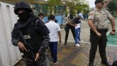 ПОЛИЦИЈА УПАЛА СТУДИО И САВЛАДАЛА ОТМИЧАРЕ: Крај драме на телевизији у Еквадору (ВИДЕО) ПОЛИЦИЈА УПАЛА СТУДИО И САВЛАДАЛА ОТМИЧАРЕ: Крај драме на телевизији у Еквадору (ВИДЕО)