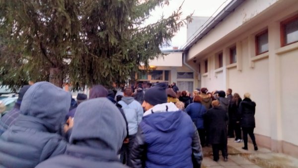 СРБИ СА КОСМЕТА КРЕНУЛИ НА ГЛАСАЊЕ: Колоне аутомобила кренуле ка централној Србији - у Рачу код Куршумлије стигли и пре отварања биралишта СРБИ СА КОСМЕТА КРЕНУЛИ НА ГЛАСАЊЕ: Колоне аутомобила кренуле ка централној Србији - у Рачу код Куршумлије стигли и пре отварања биралишта