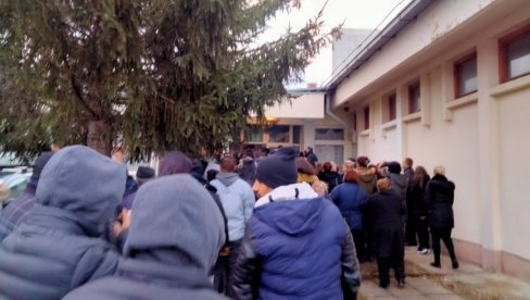 SRBI SA KOSMETA KRENULI NA GLASANJE: Kolone automobila krenule ka centralnoj Srbiji - u Raču kod Kuršumlije stigli i pre otvaranja birališta SRBI SA KOSMETA KRENULI NA GLASANJE: Kolone automobila krenule ka centralnoj Srbiji - u Raču kod Kuršumlije stigli i pre otvaranja birališta