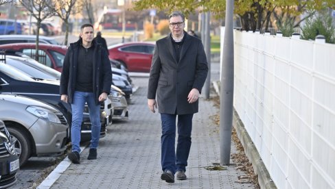 BOLESNE LAŽI ŠOLAKOVIH MEDIJA: Izmislili da je Vučić glasao u društvu Nikole Petrovića BOLESNE LAŽI ŠOLAKOVIH MEDIJA: Izmislili da je Vučić glasao u društvu Nikole Petrovića