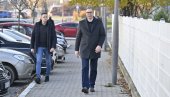 BOLESNE LAŽI ŠOLAKOVIH MEDIJA: Izmislili da je Vučić glasao u društvu Nikole Petrovića BOLESNE LAŽI ŠOLAKOVIH MEDIJA: Izmislili da je Vučić glasao u društvu Nikole Petrovića