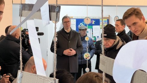 ВУЧИЋ НА ГЛАСАЊУ: Председник са грађанима чекао у реду да гласа (ФОТО/ВИДЕО) ВУЧИЋ НА ГЛАСАЊУ: Председник са грађанима чекао у реду да гласа (ФОТО/ВИДЕО)