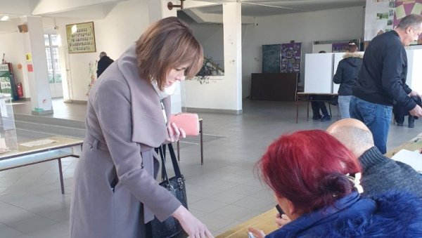 РЕЗУЛТАТИ ЛОКАЛНИХ ИЗБОРА У ТРСТЕНИКУ: Напредњаци освојили 54,70 посто (ВИДЕО) РЕЗУЛТАТИ ЛОКАЛНИХ ИЗБОРА У ТРСТЕНИКУ: Напредњаци освојили 54,70 посто (ВИДЕО)