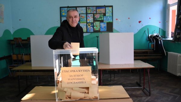 ГРАЂАНИ ЈОШ ЈЕДНОМ ПОКАЗАЛИ ЈЕДИНСТВО Елек: Радује ме што је велики број Срба са КиМ кренуо пут Србије да гласа ГРАЂАНИ ЈОШ ЈЕДНОМ ПОКАЗАЛИ ЈЕДИНСТВО Елек: Радује ме што је велики број Срба са КиМ кренуо пут Србије да гласа