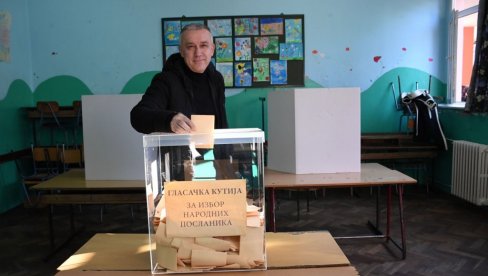 GRAĐANI JOŠ JEDNOM POKAZALI JEDINSTVO Elek: Raduje me što je veliki broj Srba sa KiM krenuo put Srbije da glasa GRAĐANI JOŠ JEDNOM POKAZALI JEDINSTVO Elek: Raduje me što je veliki broj Srba sa KiM krenuo put Srbije da glasa
