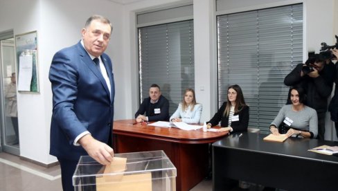 GLASANJE SE SPROVODI PO ZAKONIMA SRPSKE: Predsednik Dodik pojasnio novine u predstojećem izbornom procesu GLASANJE SE SPROVODI PO ZAKONIMA SRPSKE: Predsednik Dodik pojasnio novine u predstojećem izbornom procesu