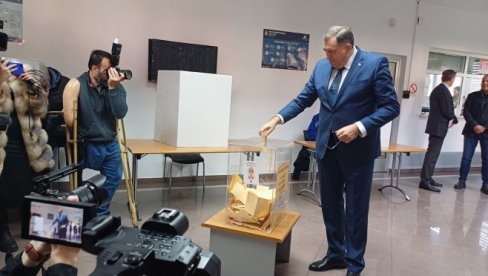 „СТРПЉИВО ЧЕКАО СВОЈ РЕД“: Додик гласао у Генералном конзулату Србије „СТРПЉИВО ЧЕКАО СВОЈ РЕД“: Додик гласао у Генералном конзулату Србије
