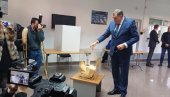 „СТРПЉИВО ЧЕКАО СВОЈ РЕД“: Додик гласао у Генералном конзулату Србије „СТРПЉИВО ЧЕКАО СВОЈ РЕД“: Додик гласао у Генералном конзулату Србије