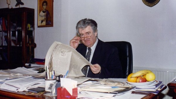 БРИТАНЦИ ПОПУСТИЛИ ПОСЛЕ ВАПАЈА ЋЕРКЕ СОЊЕ: Караџићу, ипак, дали лекове БРИТАНЦИ ПОПУСТИЛИ ПОСЛЕ ВАПАЈА ЋЕРКЕ СОЊЕ: Караџићу, ипак, дали лекове