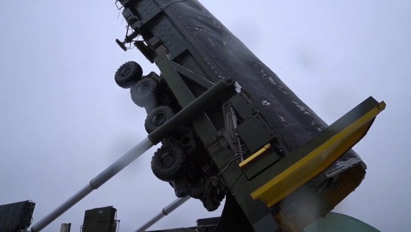 ПУТИН ПРВИ ПУТ ПОКАЗАО МОЋНО ОРУЖЈЕ: Нова балистичка ракета Јарс стављена у силос у бази Козелск (ВИДЕО) ПУТИН ПРВИ ПУТ ПОКАЗАО МОЋНО ОРУЖЈЕ: Нова балистичка ракета Јарс стављена у силос у бази Козелск (ВИДЕО)