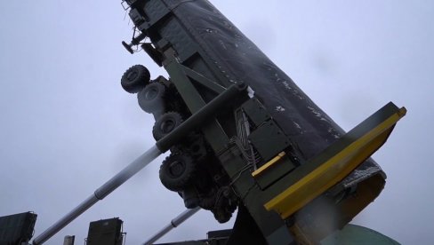 ПУТИН ПРВИ ПУТ ПОКАЗАО МОЋНО ОРУЖЈЕ: Нова балистичка ракета Јарс стављена у силос у бази Козелск (ВИДЕО) ПУТИН ПРВИ ПУТ ПОКАЗАО МОЋНО ОРУЖЈЕ: Нова балистичка ракета Јарс стављена у силос у бази Козелск (ВИДЕО)