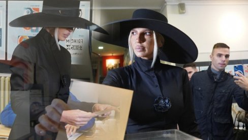 JK GLASALA U POSEBNOM ODELU: Koja je simbolika cveta na grudima (FOTO) JK GLASALA U POSEBNOM ODELU: Koja je simbolika cveta na grudima (FOTO)