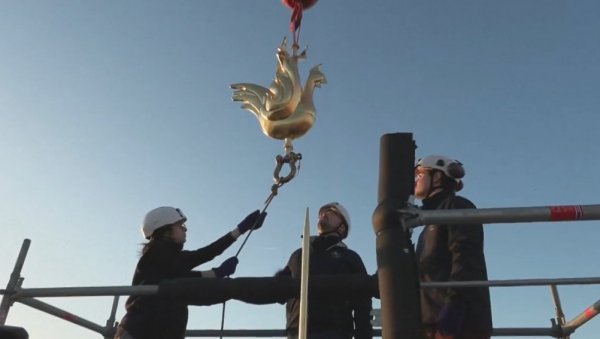 НОВИ СИМБОЛ НА ЧУВЕНОЈ КАТЕДРАЛИ: Парижани остали у чуду, једнима је фантастичан, а другима баш безбезе (ВИДЕО) НОВИ СИМБОЛ НА ЧУВЕНОЈ КАТЕДРАЛИ: Парижани остали у чуду, једнима је фантастичан, а другима баш безбезе (ВИДЕО)