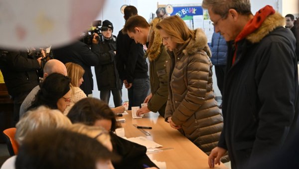 ПРОШЛО ЈЕ 20 ЧАСОВА: Шта се дешава са људима који су се затекли на бирачким местима? ПРОШЛО ЈЕ 20 ЧАСОВА: Шта се дешава са људима који су се затекли на бирачким местима?