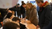ПРОШЛО ЈЕ 20 ЧАСОВА: Шта се дешава са људима који су се затекли на бирачким местима? ПРОШЛО ЈЕ 20 ЧАСОВА: Шта се дешава са људима који су се затекли на бирачким местима?