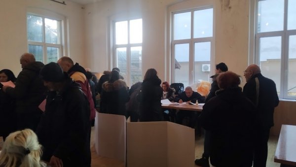 ОВАКО СУ ГЛАСАЛИ ПАРАЋИНЦИ: СНС листи 56,38 одсто гласова и 31 мандат ОВАКО СУ ГЛАСАЛИ ПАРАЋИНЦИ: СНС листи 56,38 одсто гласова и 31 мандат