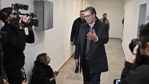 VUČIĆ U ŠTABU SNS-A SAOPŠTIO: Imamo apsolutnu većinu!