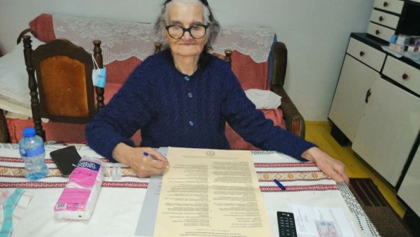 ГЛАСАЛА И ПОЧАСНА ГРАЂАНКА КИКИНДЕ: И Госпава заокружила бројеве на две листе (ФОТО) ГЛАСАЛА И ПОЧАСНА ГРАЂАНКА КИКИНДЕ: И Госпава заокружила бројеве на две листе (ФОТО)