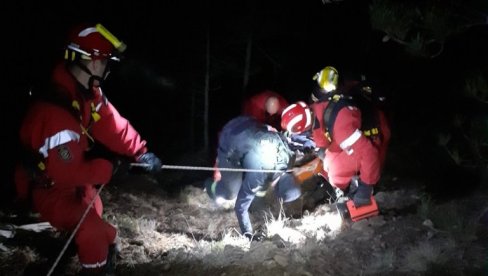 HEROJSKI POTEZ NA DIVČIBARAMA: Pogledajte kako su spasilačke ekipe izvukle devojku iz provalije (FOTO) HEROJSKI POTEZ NA DIVČIBARAMA: Pogledajte kako su spasilačke ekipe izvukle devojku iz provalije (FOTO)