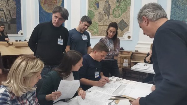 ЕВО КОЈА ЈЕ ИЗЛАЗНОСТ НА ИЗБОРИМА У КРУШЕВЦУ: Гласачки листiћи стигли у Градску изборну комисију (ФОТО/ ВИДЕO) ЕВО КОЈА ЈЕ ИЗЛАЗНОСТ НА ИЗБОРИМА У КРУШЕВЦУ: Гласачки листiћи стигли у Градску изборну комисију (ФОТО/ ВИДЕO)