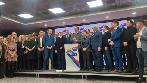 ISTORIJSKI REZULTAT LISTE SRBIJA NE SME DA STANE Vučić: Imamo apsolutnu većinu u parlamentu, preko 127 mandata ISTORIJSKI REZULTAT LISTE SRBIJA NE SME DA STANE Vučić: Imamo apsolutnu većinu u parlamentu, preko 127 mandata