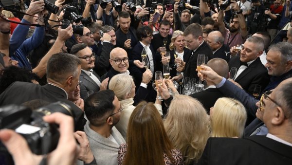 НЕ МОЖЕ НАМ НИКО НИШТА Славље у табору напредњака - ори се звук хармонике и пије шампањац (ФОТО/ВИДЕО) НЕ МОЖЕ НАМ НИКО НИШТА Славље у табору напредњака - ори се звук хармонике и пије шампањац (ФОТО/ВИДЕО)