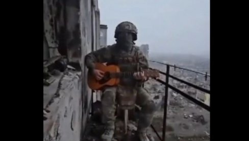 SAMO NE RECI MAJCI DA SAM U BAHMUTU Snimak da se naježiš: Ruski vojnik svira gitaru i peva dok pljušte granate (VIDEO) SAMO NE RECI MAJCI DA SAM U BAHMUTU Snimak da se naježiš: Ruski vojnik svira gitaru i peva dok pljušte granate (VIDEO)