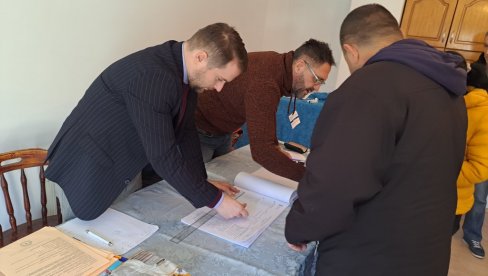 NISU GLASALA SAMO TRI BIRAČA: Rekord na biračkom mestu u Beranama (FOTO) NISU GLASALA SAMO TRI BIRAČA: Rekord na biračkom mestu u Beranama (FOTO)