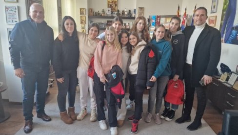 НАЈБОЉЕ КОШАРКАШИЦЕ ИЗ ДЕСПОТА: Председник општине Звездара примио младе спортисткиње НАЈБОЉЕ КОШАРКАШИЦЕ ИЗ ДЕСПОТА: Председник општине Звездара примио младе спортисткиње