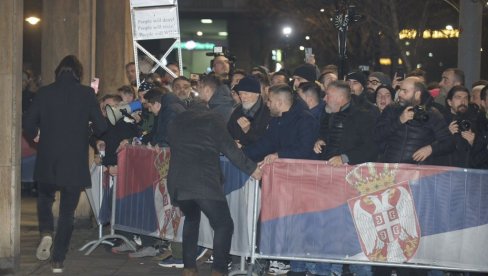 OPOZICIJA PRAVI CIRKUS ISPRED RIK: Gađaju zgradu jajima, paradajzom i toalet papirom - Marinika i Aleksić štrajkuju glađu (VIDEO) OPOZICIJA PRAVI CIRKUS ISPRED RIK: Gađaju zgradu jajima, paradajzom i toalet papirom - Marinika i Aleksić štrajkuju glađu (VIDEO)