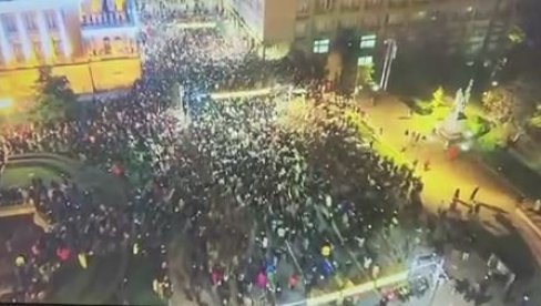 PRAVE HAOS SA 1500 LJUDI: Snimak pokazuje broj okupljenih ispred RIK-a (VIDEO) PRAVE HAOS SA 1500 LJUDI: Snimak pokazuje broj okupljenih ispred RIK-a (VIDEO)