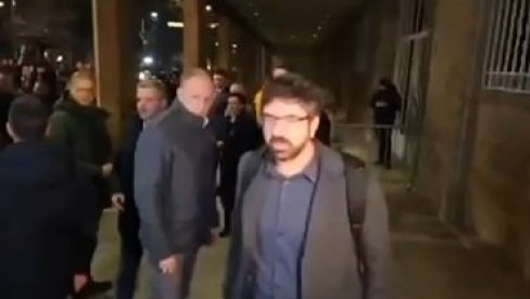ĐILASOV PRVI ČOVEK S LISTE PSUJE DEMONSTRANTE: Drama ispred sedišta RIK (VIDEO) ĐILASOV PRVI ČOVEK S LISTE PSUJE DEMONSTRANTE: Drama ispred sedišta RIK (VIDEO)