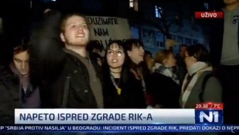 SRAMNO: Đilasovci vređaju srpske policajce (VIDEO)