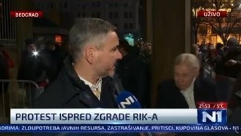 ЂИЛАСОВОГ КАНДИДАТА ЗА ГРАДОНАЧЕЛНИКА ДЕМОНСТРАНТИ ГАЂАЛИ ЈАЈИМА: Тотални хаос испред РИК, Радовановићеву погодили флашом (ВИДЕО)