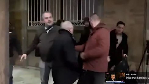 NASILJE DEMONSTRANATA PRED RIKOM: Napali direktora Republičkog zavoda za statistiku (VIDEO) NASILJE DEMONSTRANATA PRED RIKOM: Napali direktora Republičkog zavoda za statistiku (VIDEO)